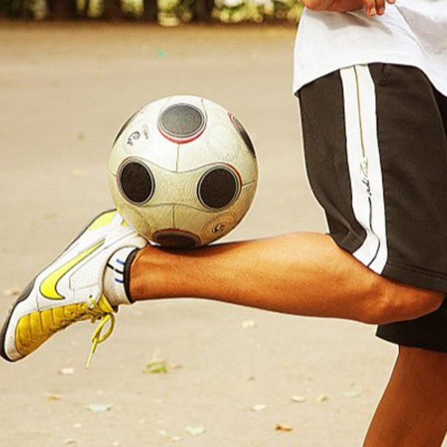 Как научиться набивать мяч. Парень с мячом. Набивание футбольного мяча. Футбольный мяч и нога. Футбол нога мяч.