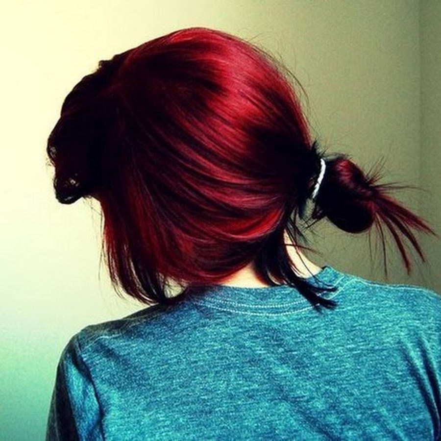 Девушка с красными волосами сзади