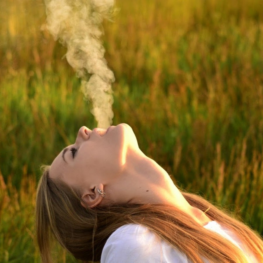 Парить картинка. Девушка в дыму. Девушка выдыхает. Курящая девушка. Вдыхает дым.