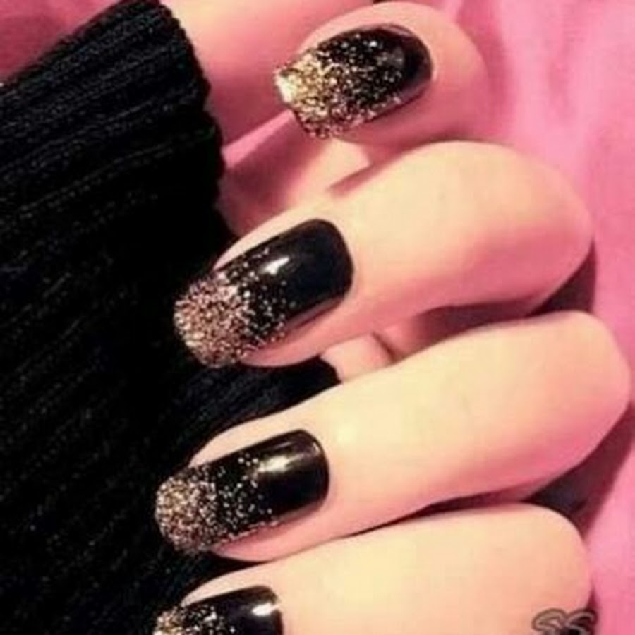 Нарощенные ногти черные с блестками
