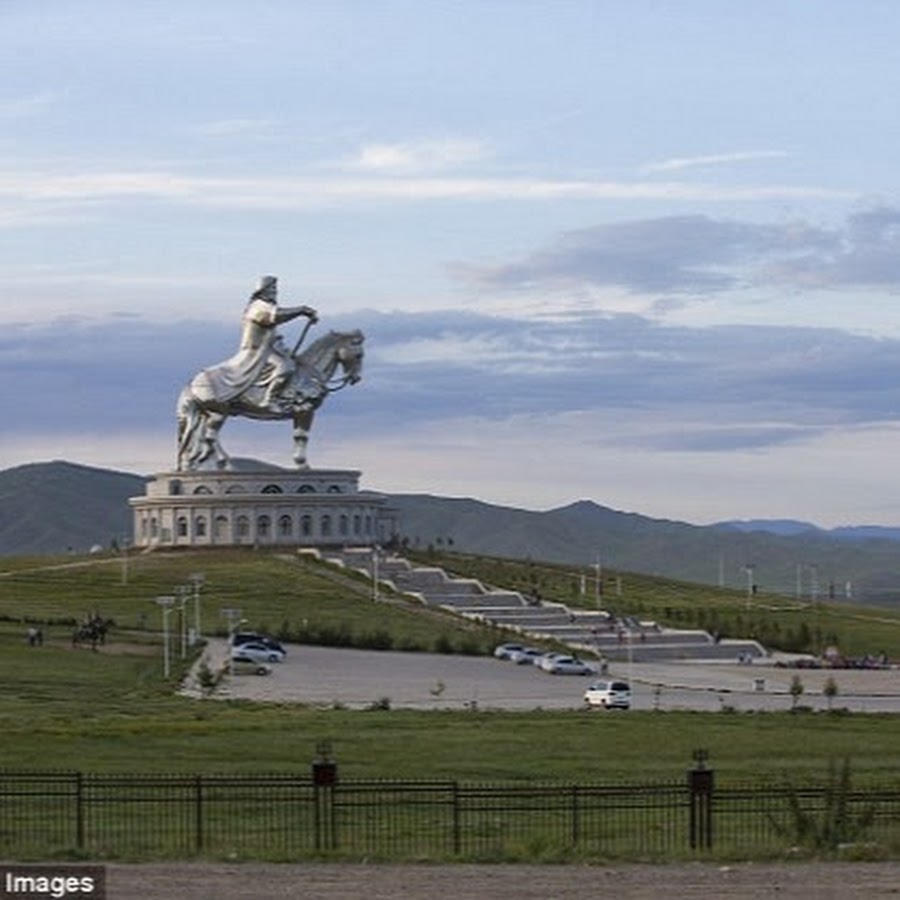 Хана улан. Статуя Чингисхана в Улан-Баторе. Конная статуя Чингисхана. Монголия Улан Батор достопримечательности.
