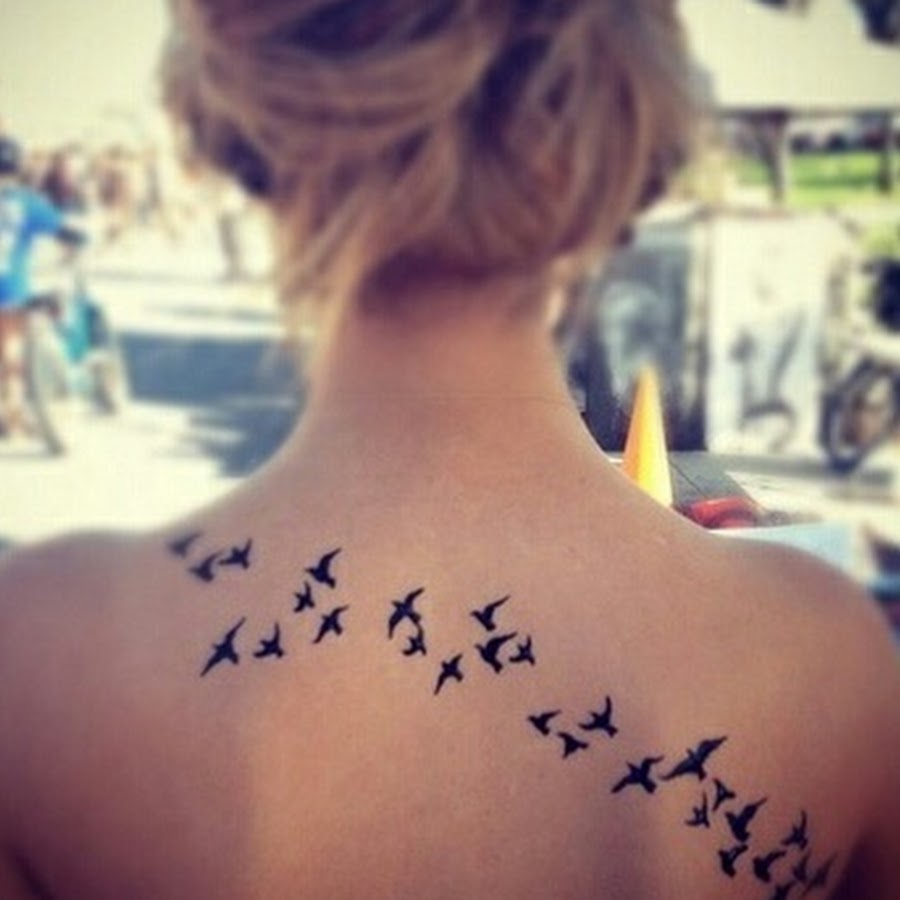 татуировка птички на плече