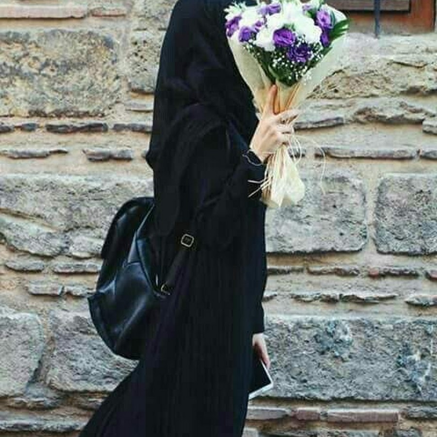 Девочки в хиджабе с цветами