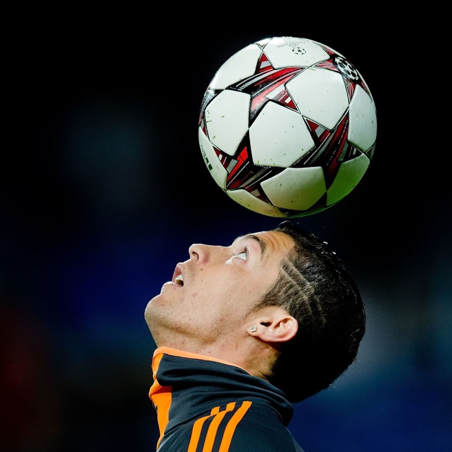 Голова мяч футбол. Кристиано Роналдо с мячом. Мячик Криштиану Роналду. Криштиану Роналду с мячом на голове. Футбольный мяч Криштиану Роналду.