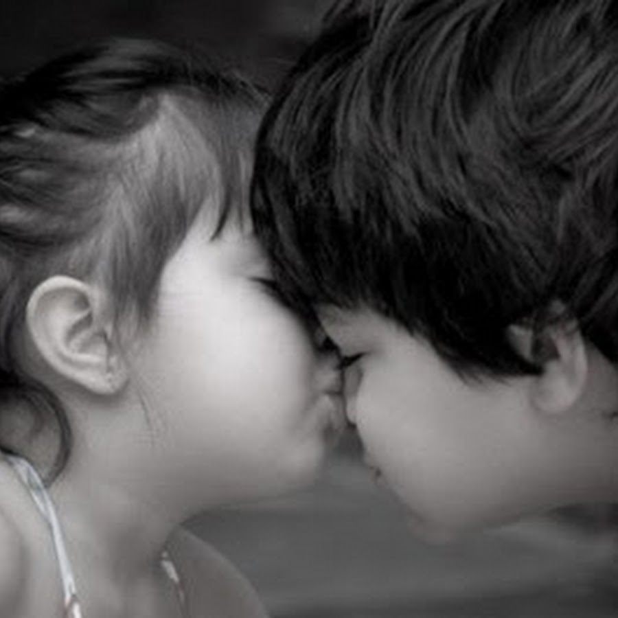 Мальчик с телкой. Детский поцелуй. Страстный детский поцелуй. Любовь к ребенку.