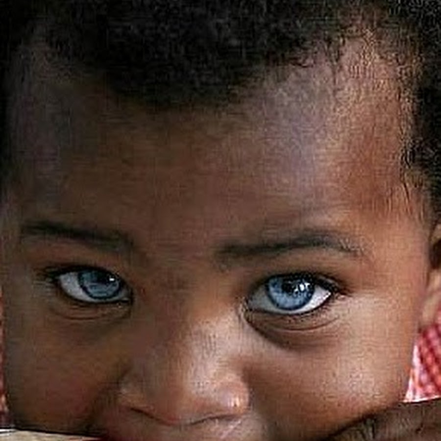 Негритенок с голубыми глазами фото