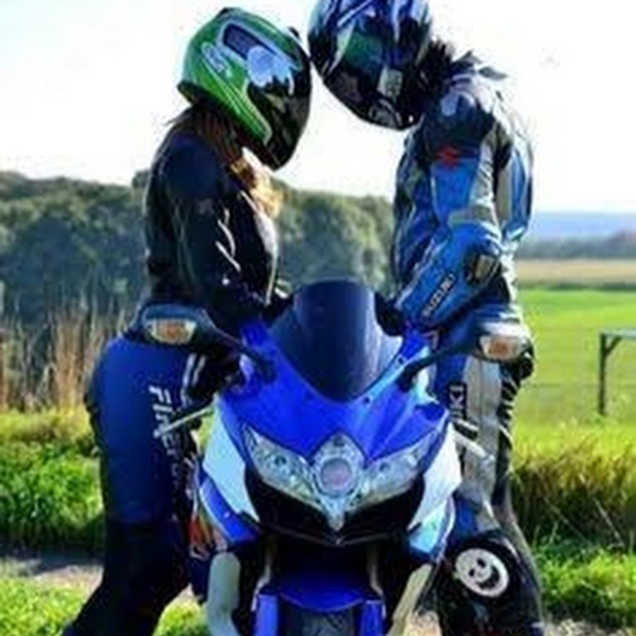 Пара на мотоцикле в шлеме