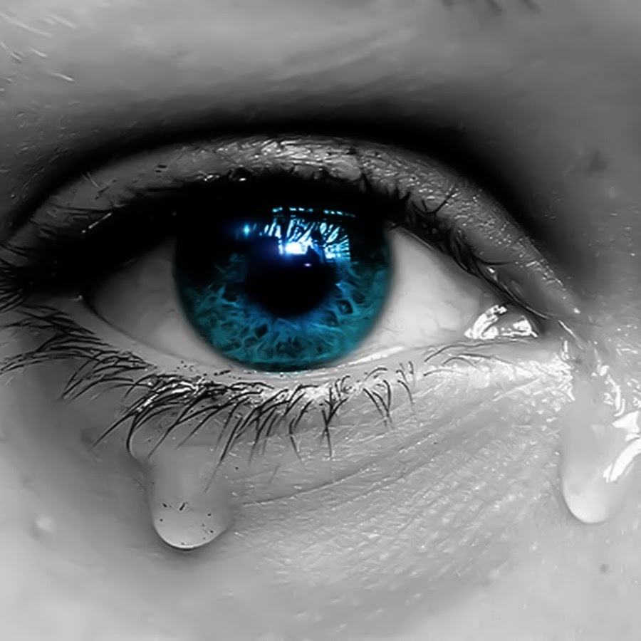 Женский глаз со слезой