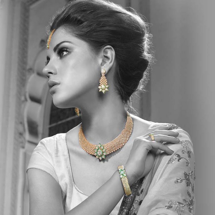 Gold wear. Красивые индийские модели демонстрируют богатые украшения. Indian Jewellery. Alexandra Gold India. Elegant Jewellery model.