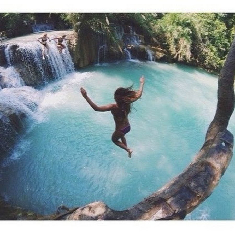 Прыжок в воду у водопада