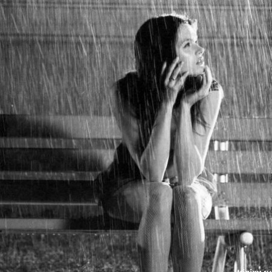 Грустная девушка под дождем