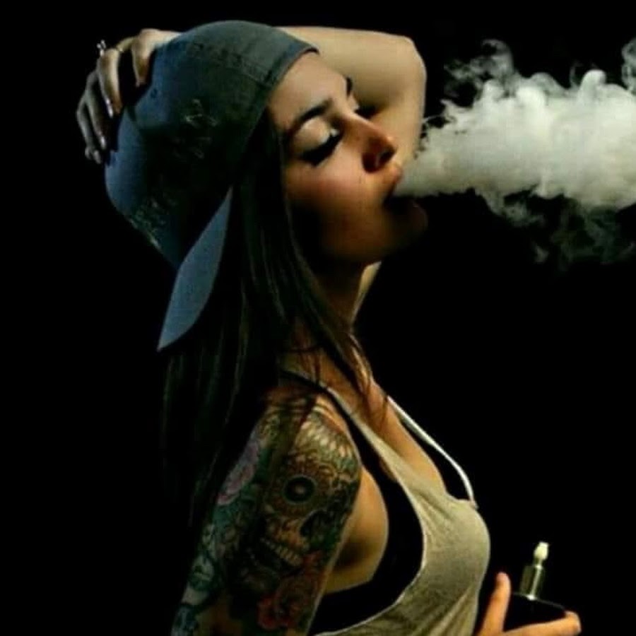 Девушка курящая вейп