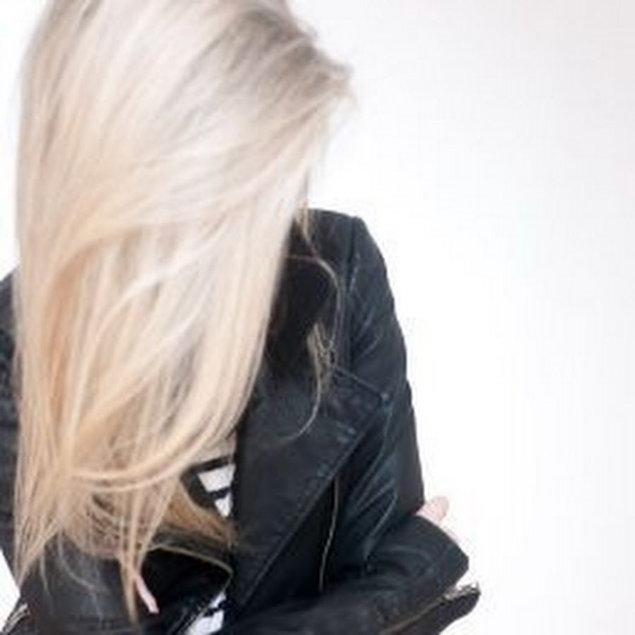 Блондинка с черными волосами
