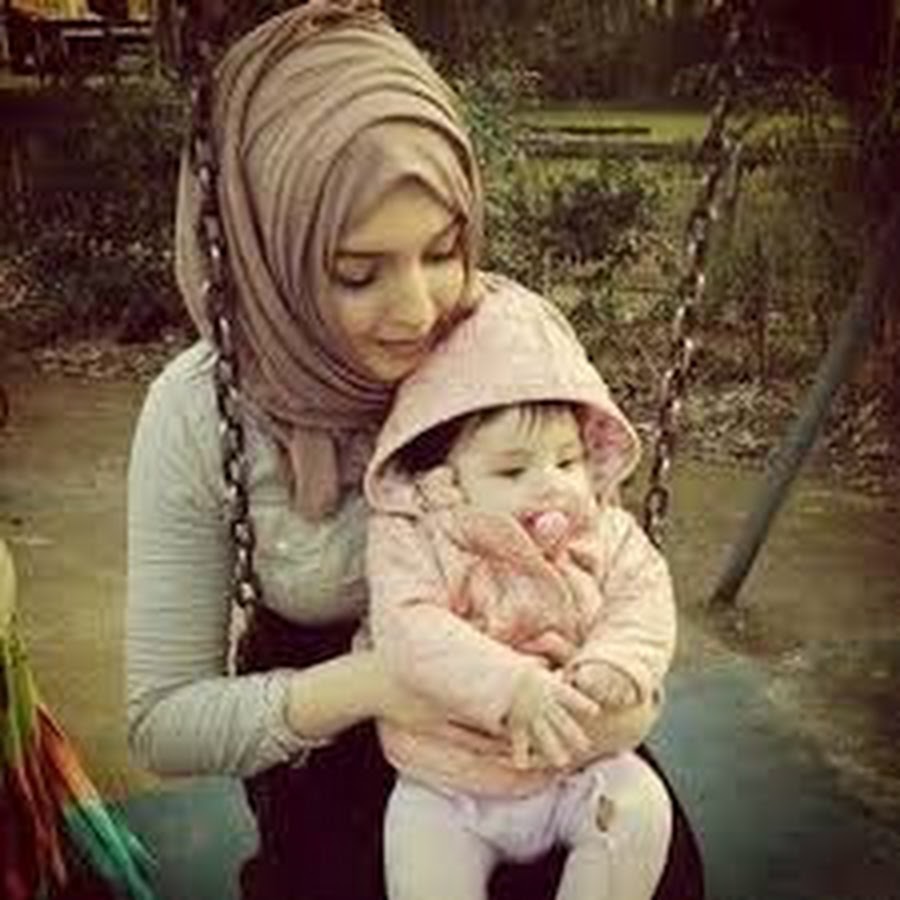 Мусульманская дочка. Мусульманка с ребенком. Маленькие девочки мусульманки. Мама в хиджабе с ребенком. Девушка в хиджабе с дочкой.