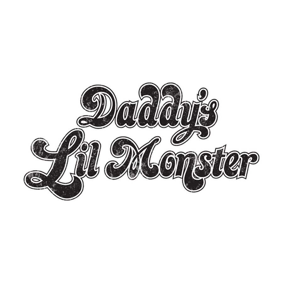 Daddy s lil monster. Надпись на футболке Харли Квинн. Надпись. Надписмь на футболке у ЗАРЛИ Квин. Надпись на надпись на футболке Харли Квинн.