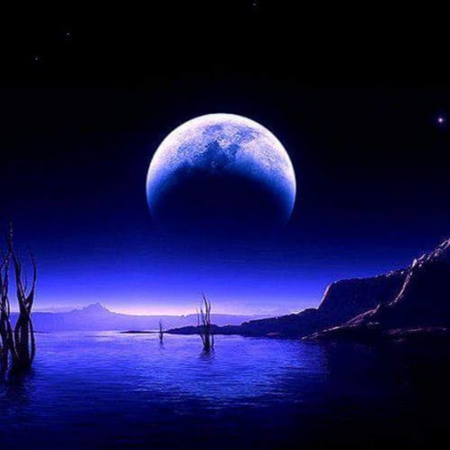 Ночное небо с голубой луной