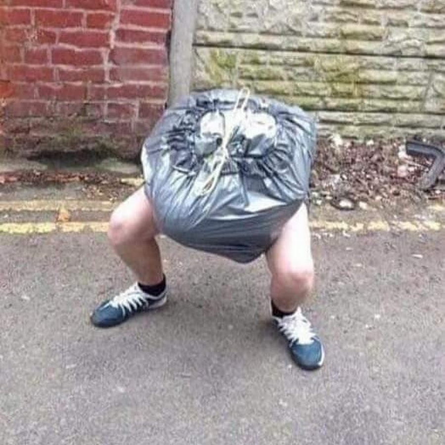 Человек в мусорном пакете