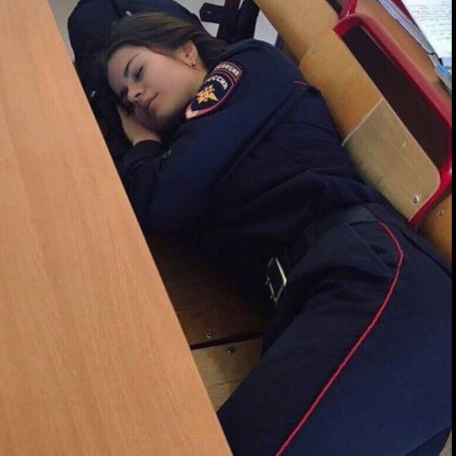 Спящая девушка в форме полиции