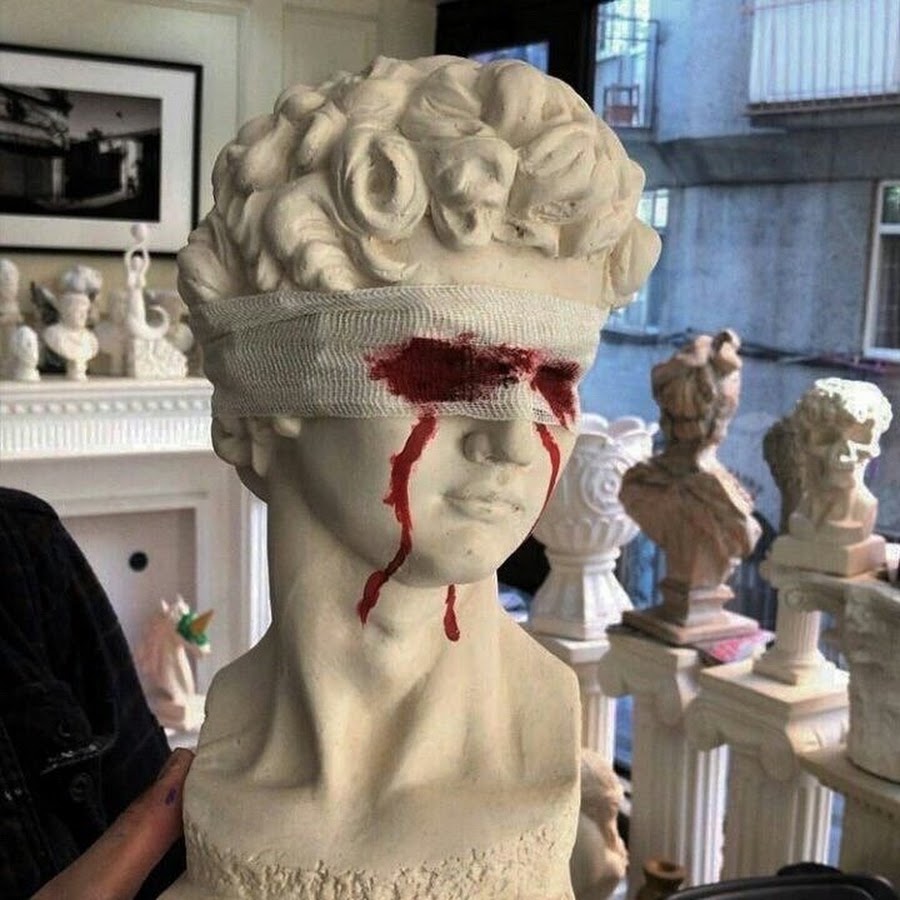 Скульптура с кровавыми глазами