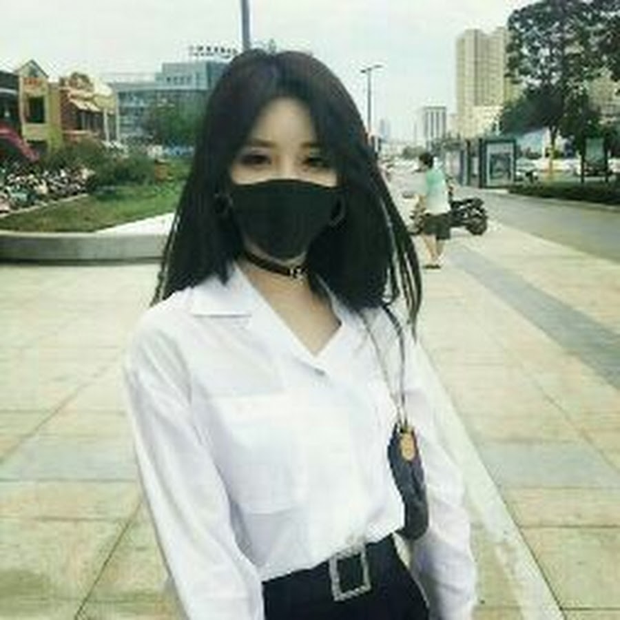 Кореянка в черной маске