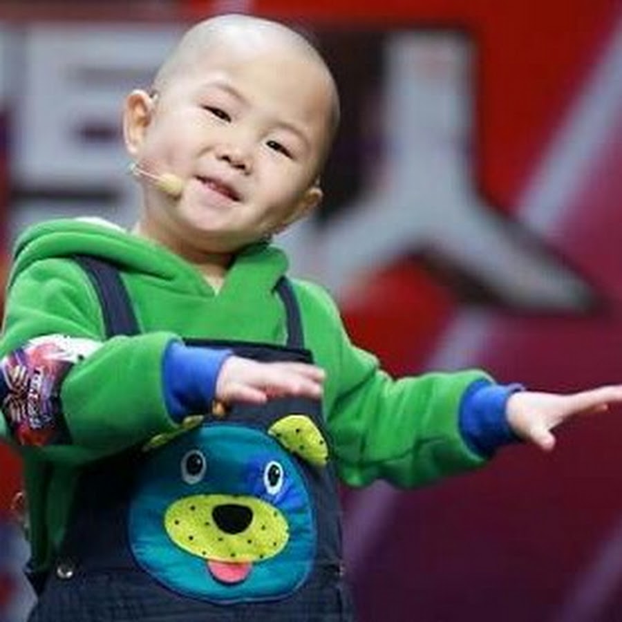 Русско китайский мальчик. Zhang Junhao. Китайский мальчик. Маленький китаец. Маленький китайский мальчик.