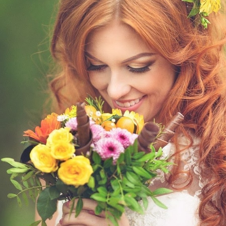 Рыжая девушка с букетом цветов