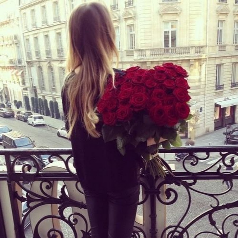 Русая девушка с цветами