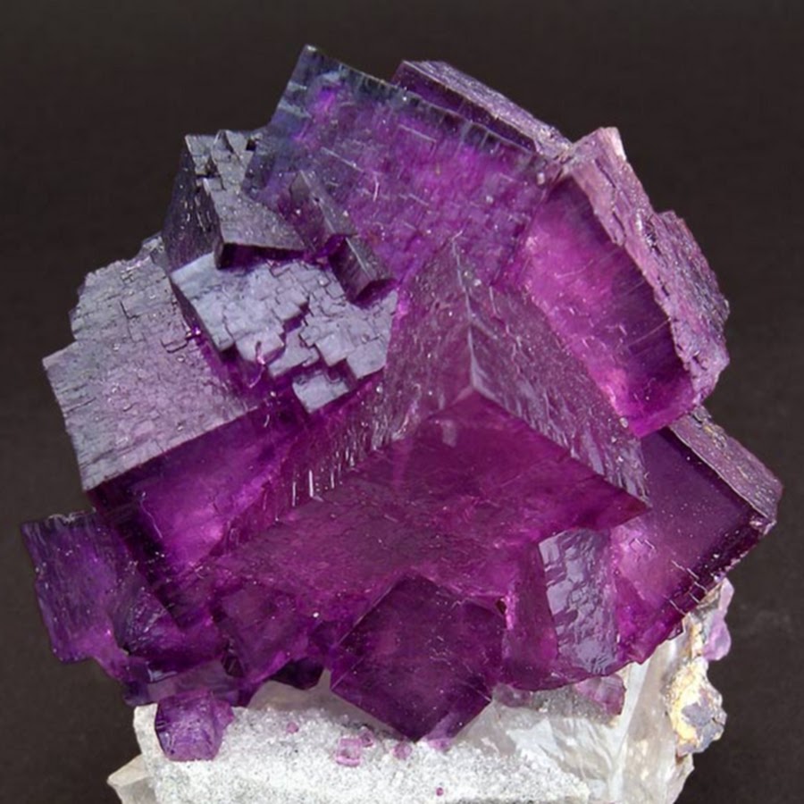 Цвет минерала. Флюорит. Fluorite (флюорит). Флюорит камень фиолетовый. Чароит с флюоритом.