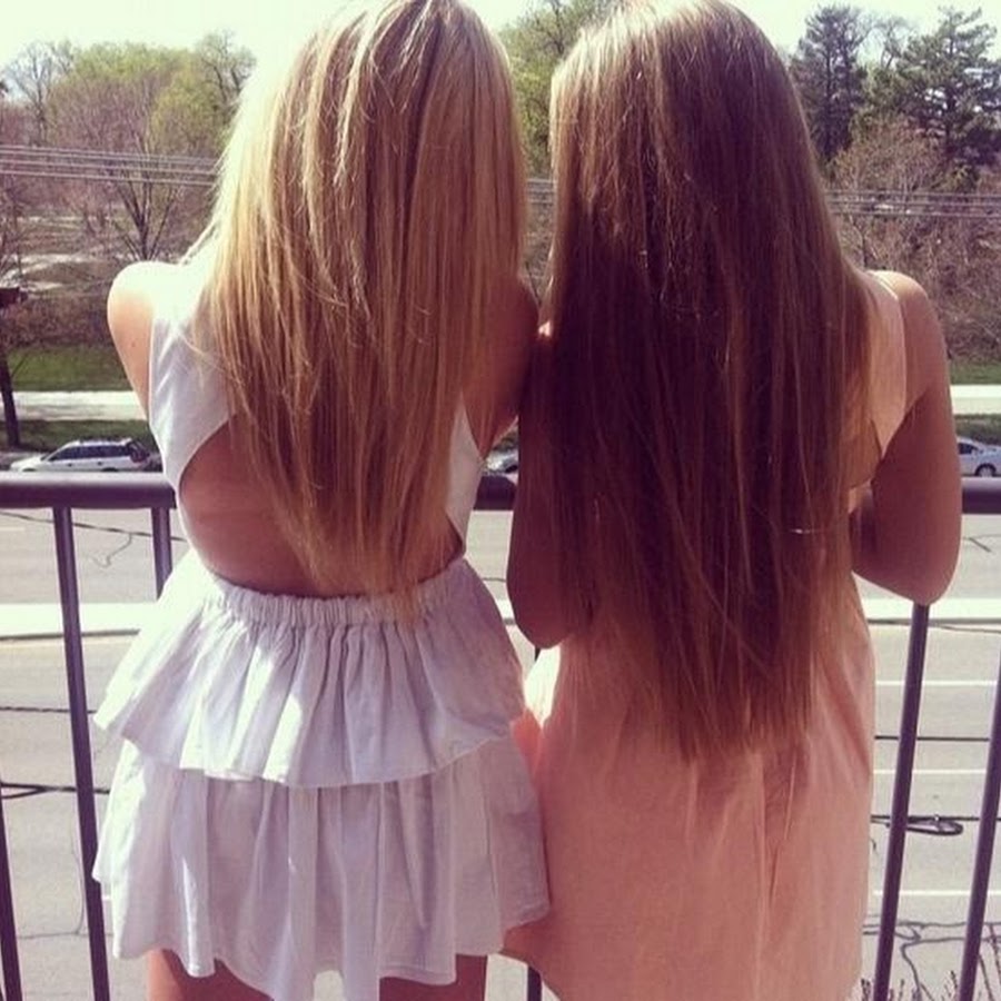 Две девочки с русыми волосами