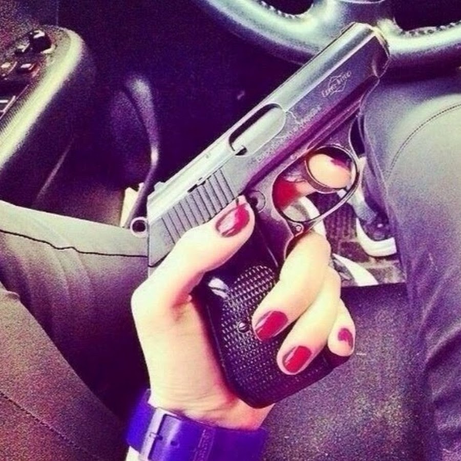 Девушка с пистолетом в машине