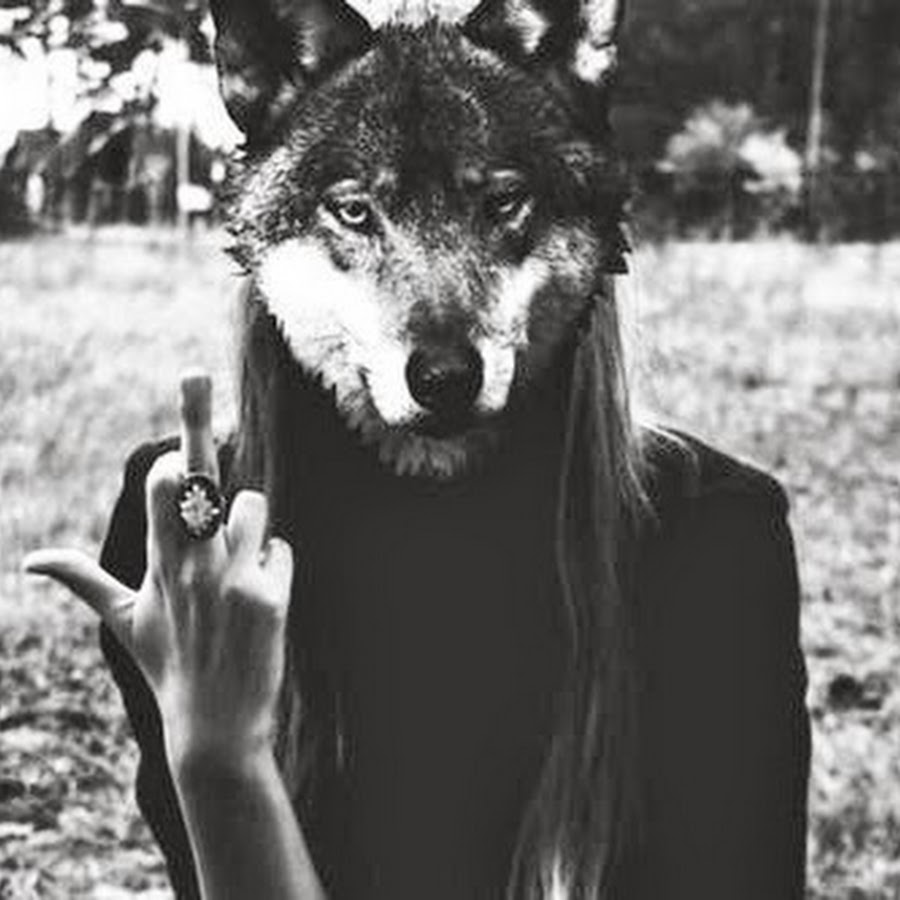 Женщина с головой волка