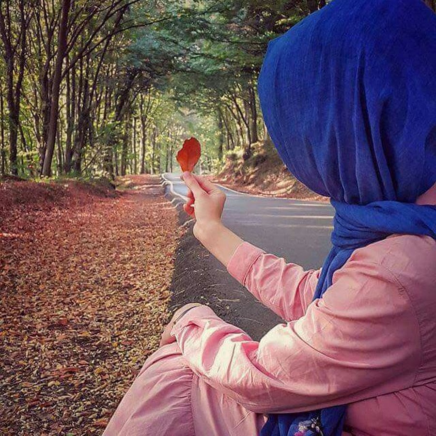 Девушка в хиджабе со спины осенью