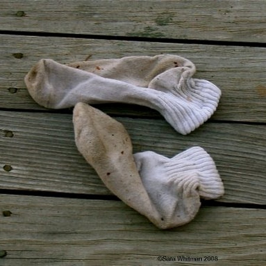 Потные носочки. Старые носки. Носки валяются.