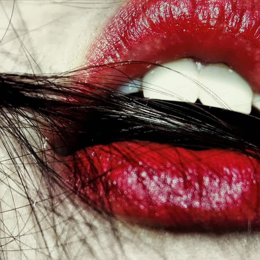 Размазанные красные губы
