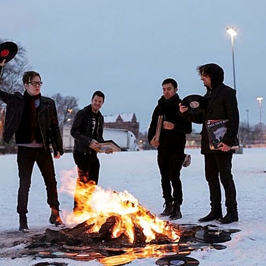 Марк парешкувиц Fall out boy. Fall out boy клипы. Fall out boy save Rock and Roll. Fall out boy Постер.