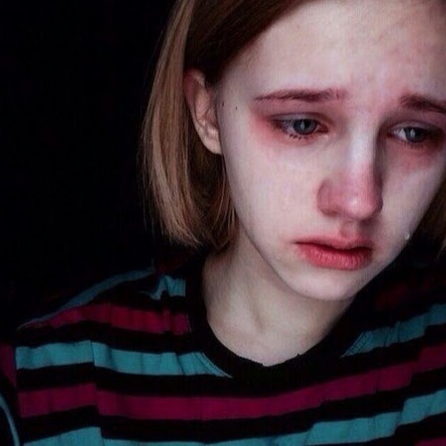 Заплаканная девушка подросток