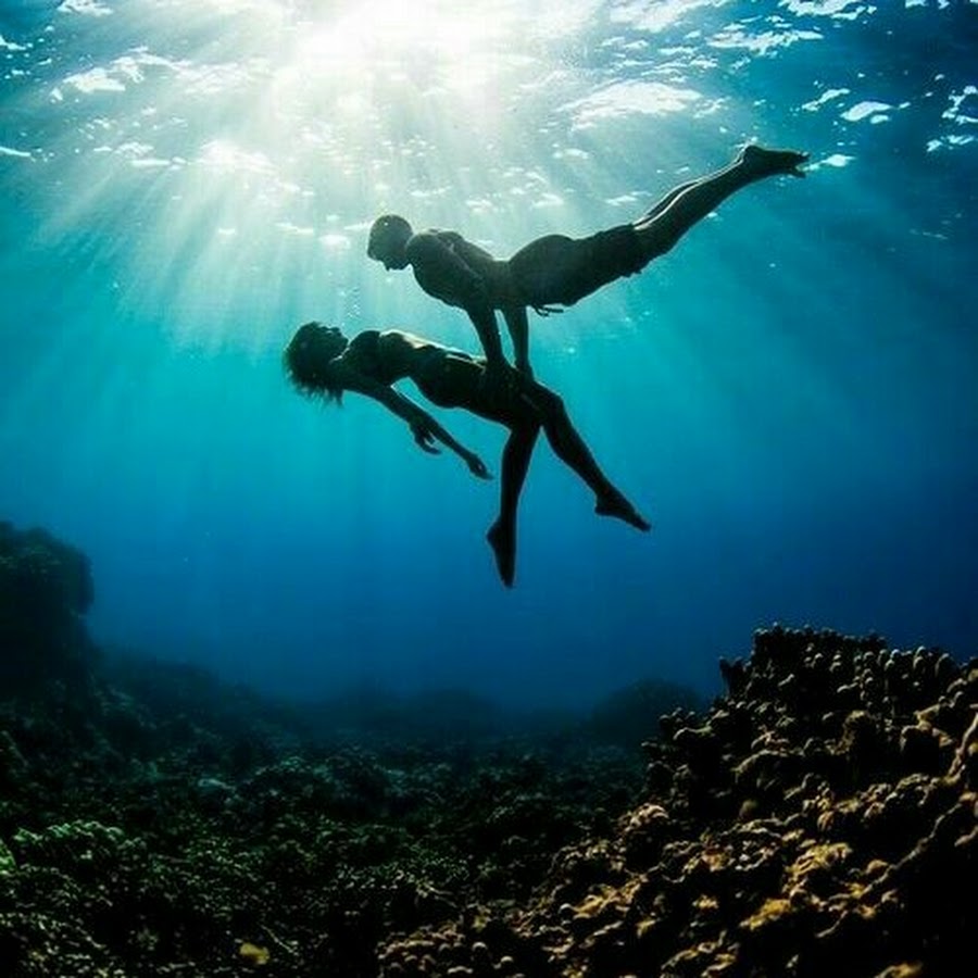 Вода падает в океане. Красивый дайвинг. Плавать в океане. Под водой. Нырять в море.