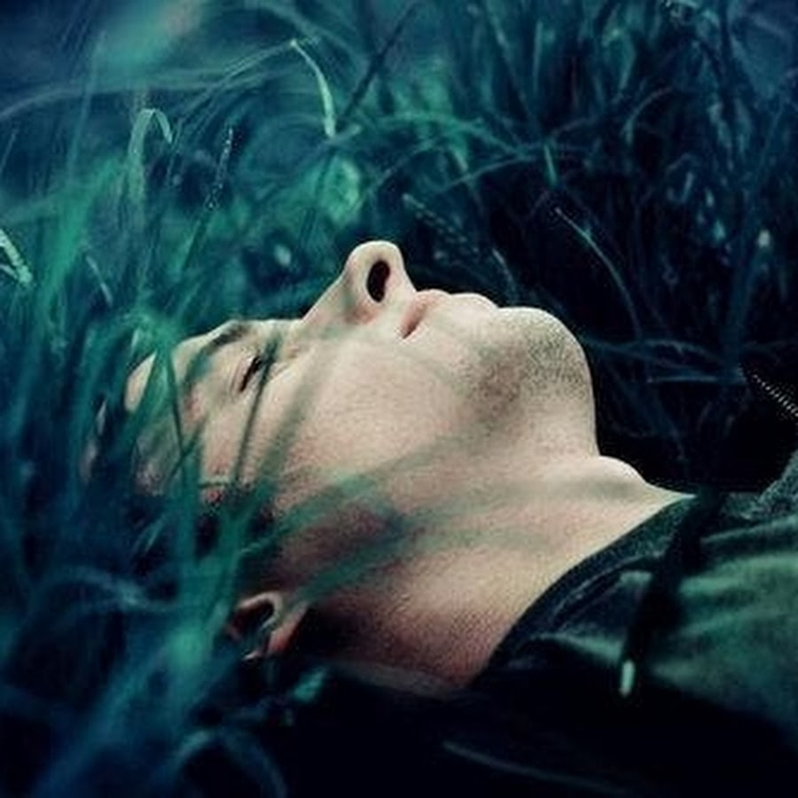 Мужчина лежит на траве