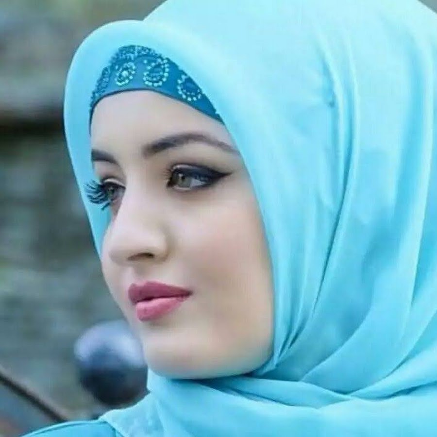 Девушка в голубом хиджабе