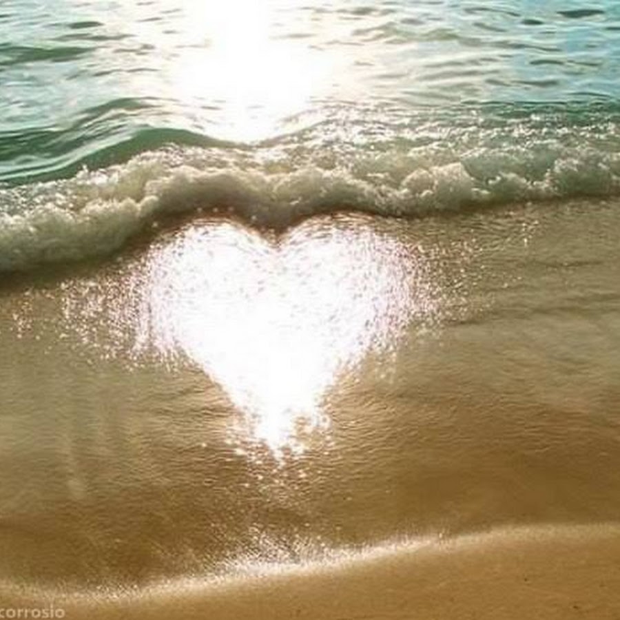 Сердце на песке у моря