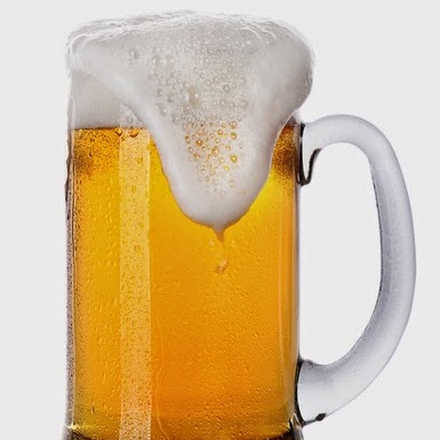Кружка пива на белом фоне