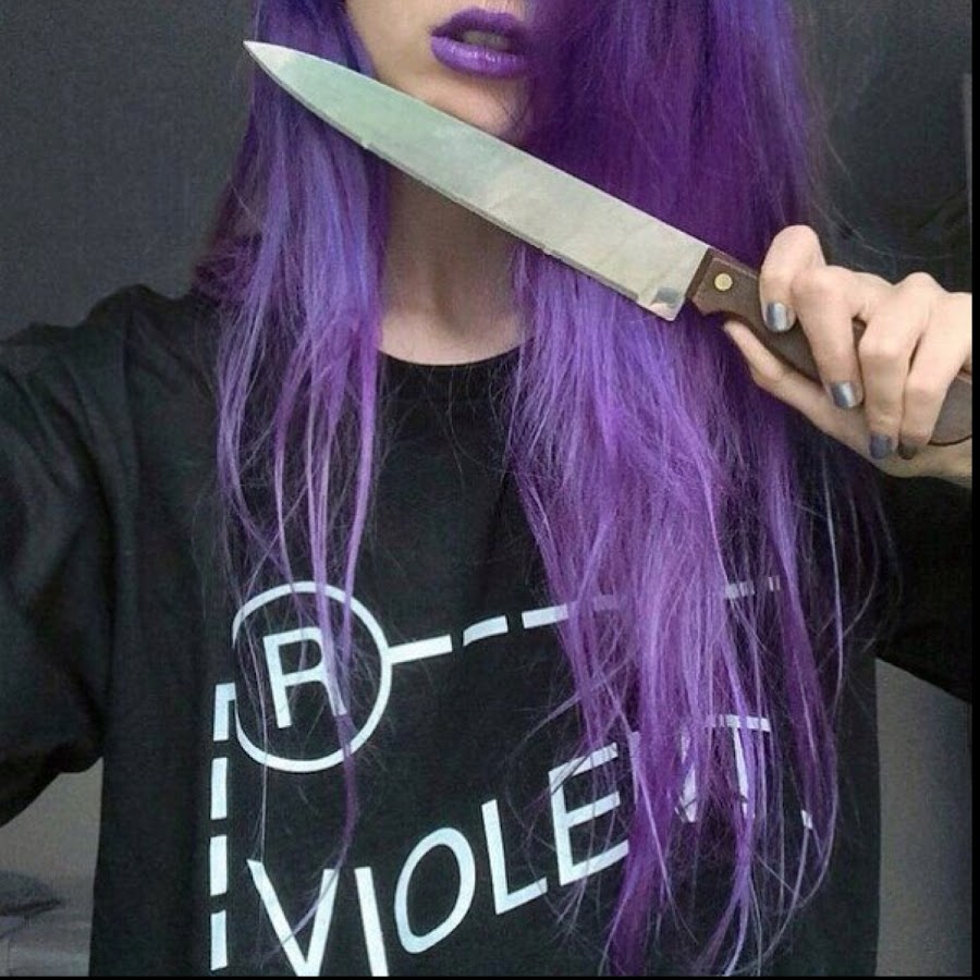 Девочка подросток с ножом