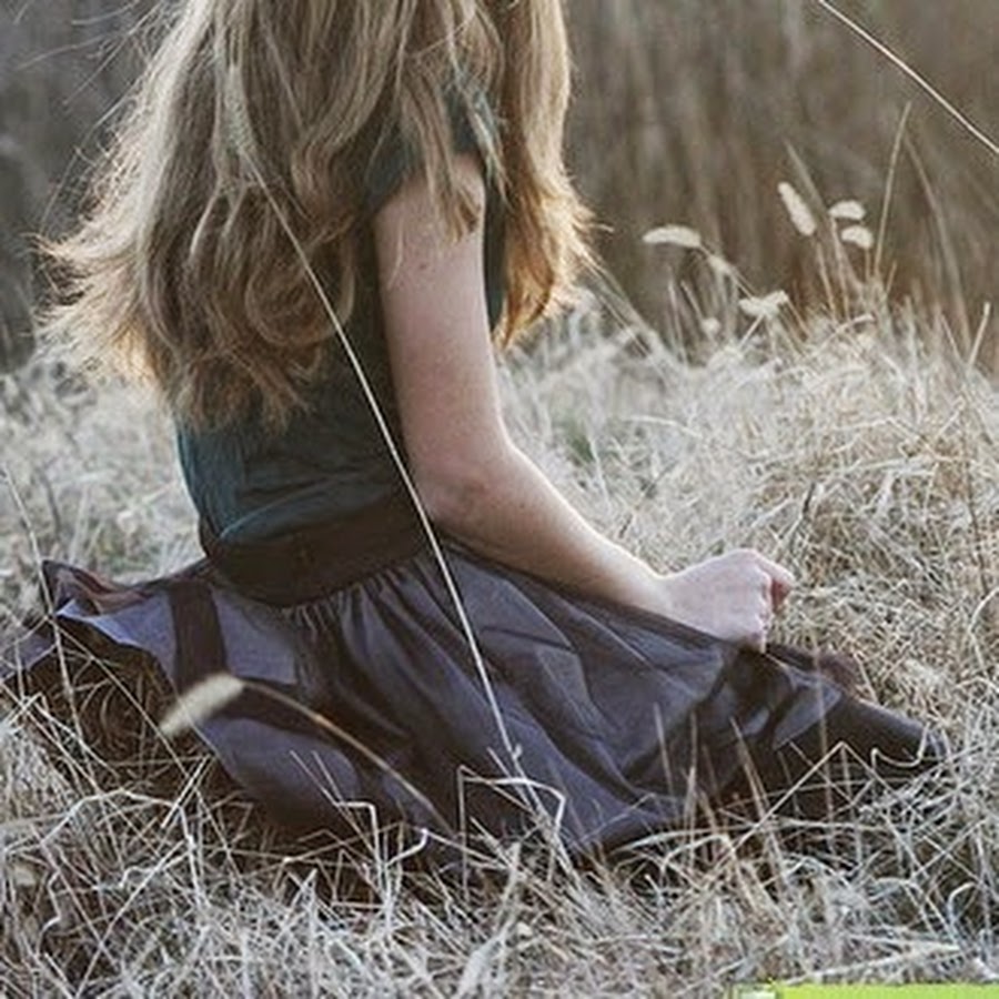 Девушка с длинными русыми волосами в поле