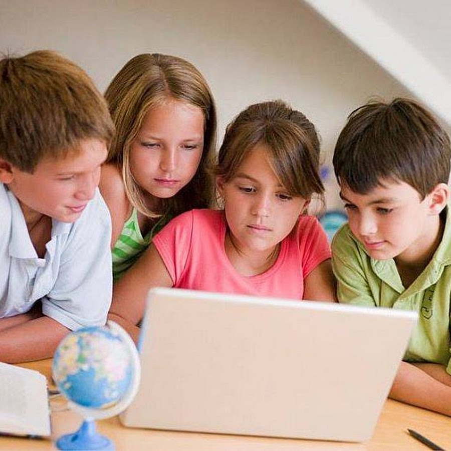 Компьютер дети школа. Школьники. Младшие школьники. Группа учеников. Школьники занимаются.