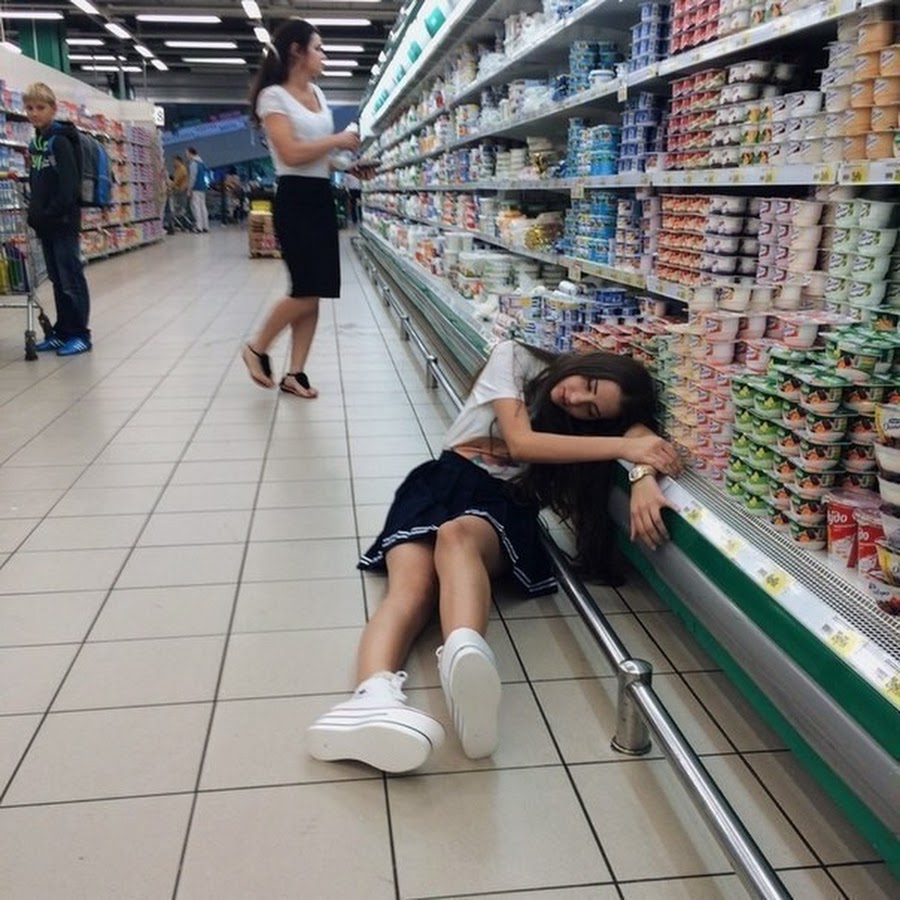 Девушка в магазине без лица