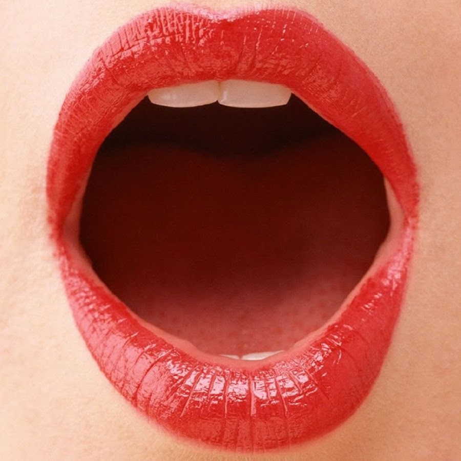 Женский полуоткрытый рот