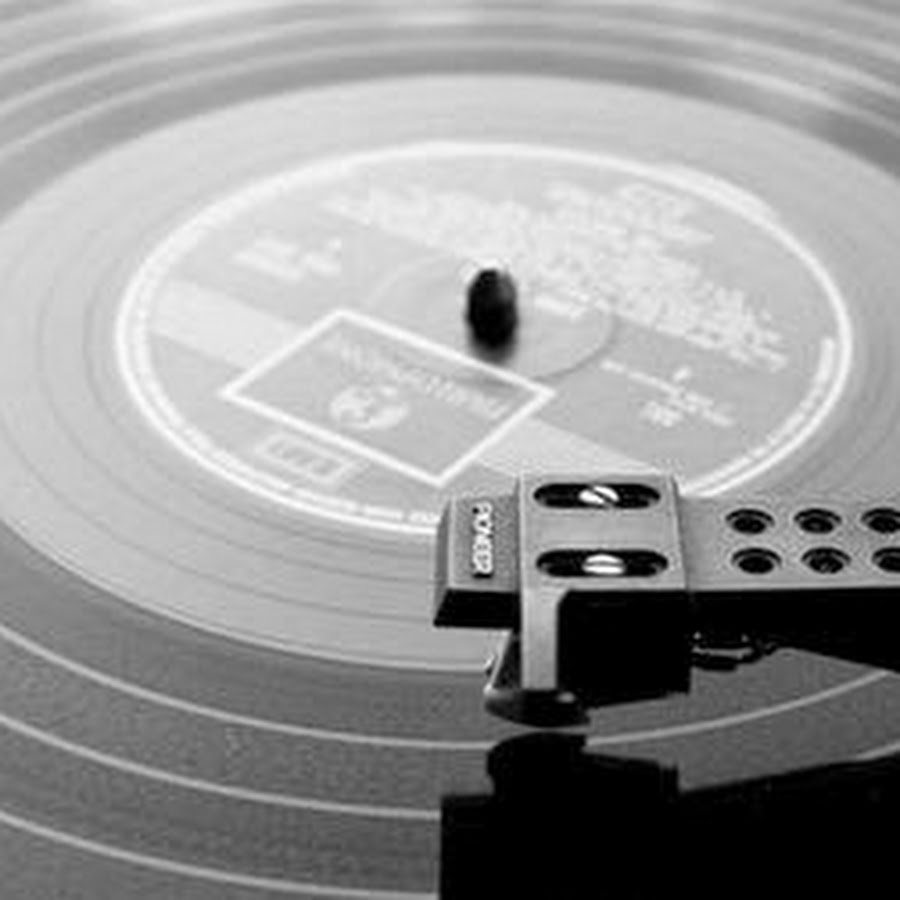 Music hits video. Виниловый проигрыватель Ibiza Sound free Vinyl. Виниловые пластинки хип хоп. Обои на рабочий стол виниловый проигрыватель. Пластинка 4к.