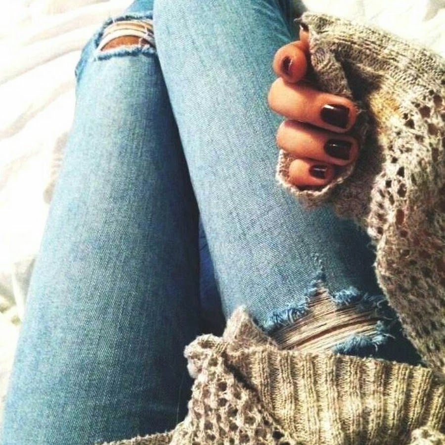 Девушка в джинсах и свитере без лица