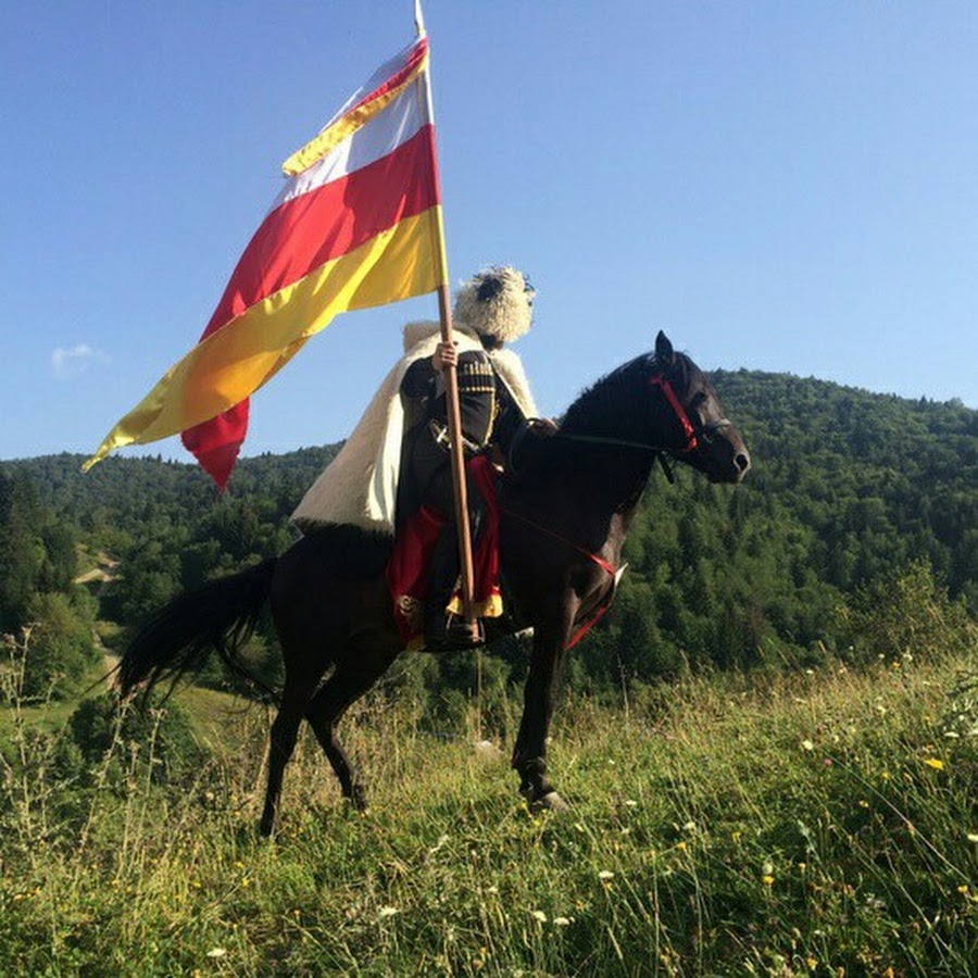 Осетины в горах с флагом