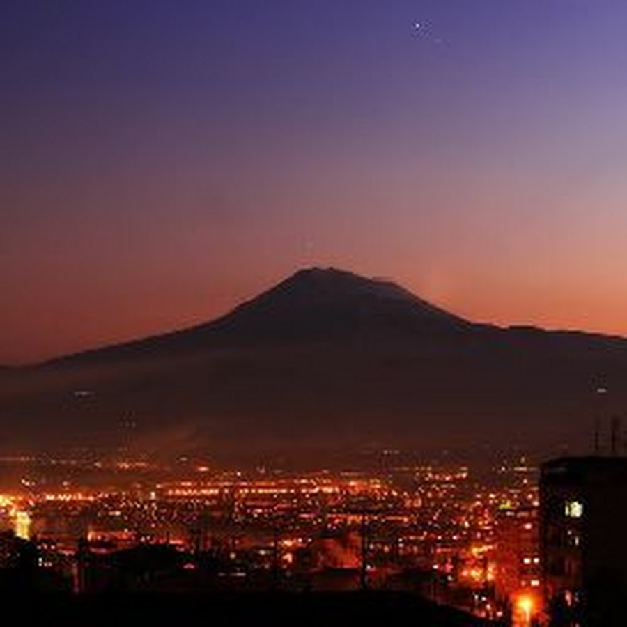 Гишер арм. Армения Ереван Арарат. Ереван гора Арарат. Ночной Ереван с Араратом. Арарат в Ереване ночь.